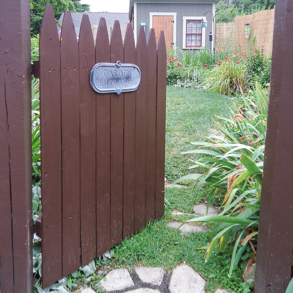 Build a Timber Gate: Step-by-Step Guide